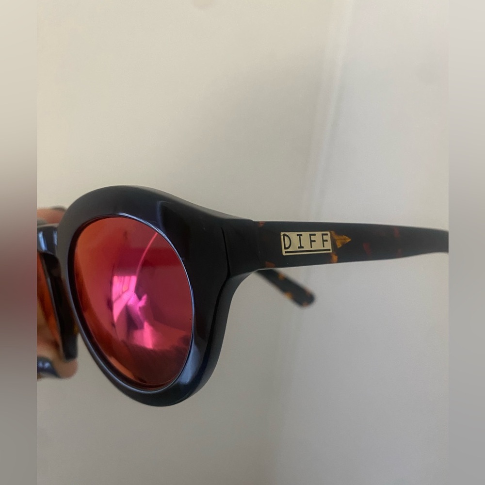 Nwot Diff Tortoise Shell Sunglasses W/ Pink Lenses - image 2